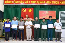 Lãnh đạo huyện An Phú, tỉnh An Giang trao tặng Giấy khen cho 6 người dân có thành tích xuất sắc trong phong trào Toàn dân bảo vệ An ninh Tổ quốc. (Ảnh: TTXVN phát)