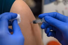 Tiêm vaccine ngừa COVID-19 tại Singapore. (Ảnh: AFP/TTXVN)