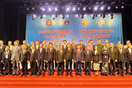 Đại biểu hai nước Việt Nam-Lào chụp ảnh lưu niệm tại lễ khai mạc. (Ảnh: Nguyên Linh/TTXVN)