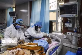 Điều trị cho bệnh nhân nhiễm COVID-19 tại bệnh viện ở Tehran, Iran. (Ảnh: IRNA/TTXVN)