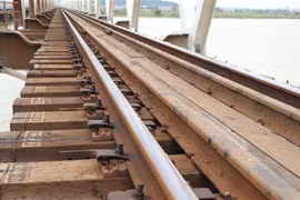 Thanh tà tà vẹt bằng gỗ trên cầu đường sắt qua sông Ba thành phố Tuy Hòa, Phú Yên thường xuyên được bảo dưỡng, thay thế. (Ảnh: Phạm Cường/TTXVN)