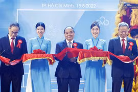 Chủ tịch nước Nguyễn Xuân Phúc cùng các đại biểu cắt băng khai trương Trung tâm dữ liệu CMC Tân Thuận. (Ảnh: Thống Nhất/TTXVN)