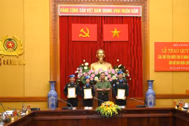 Thừa ủy quyền của Chủ tịch nước, Bộ trưởng Tô Lâm trao quyết định về việc cử sỹ quan tham gia hoạt động Gìn giữ hòa binh LHQ. (Nguồn: cand.com.vn)