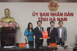 Chủ tịch UBND tỉnh Hà Nam Trương Quốc Huy trao giấy chứng nhận đăng ký đầu tư Dự án đầu tư xây dựng cơ sở giáo dục và đào tạo cho đại điện tập đoàn FPT. (Ảnh: Thanh Tuấn/TTXVN)