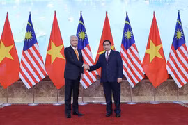Thủ tướng Phạm Minh Chính và Thủ tướng Malaysia Dato’ Sri Ismail Sabri bin Yaakob chụp ảnh chung. (Ảnh: Dương Giang/TTXVN)