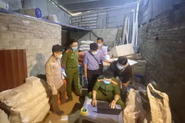 Lực lượng công an tại nơi tàng trữ tang vật. (Nguồn: Báo Lào Cai)