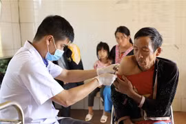 Nhân viên y tế tiêm vaccine phòng COVID-19 cho người dân tại xã Tà Tổng, Mường Tè (Lai Châu). (Ảnh: Nhật Anh/TTXVN)