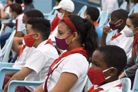 Học sinh đeo khẩu trang phòng dịch COVID-19 tại trường học ở La Habana, Cuba, ngày 15/11/2021. (Ảnh: THX/TTXVN)