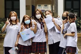 Thí sinh tại điểm thi Trường THPT Lê Quý Đôn, quận 3, TP.HCM vui vẻ vì làm được bài. (Ảnh: Hồng Giang/TTXVN)