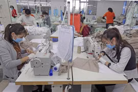 May hàng xuất khẩu tại Công ty TNHH Hưng Việt, Mỹ Hào, Hưng Yên. (Ảnh: Trần Việt/TTXVN)