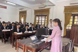 Một buổi học của lớp Trung cấp chính trị của các học viên Lào thuộc 2 tỉnh Savannakhet và Salavan tại trường Chính trị Lê Duẩn. (Ảnh: Thanh Thủy/TTXVN)