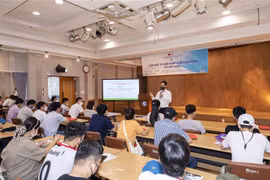 Trưởng Văn phòng EPS Việt Nam tại Hàn Quốc Phạm Minh Đức phổ biến, hướng dẫn chính sách, pháp luật đối với lao động EPS. (Ảnh: Anh Nguyên /TTXVN)
