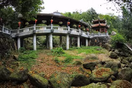 Vẻ đẹp cổ kính của cầu Thấu Ngọc trong chùa Côn Sơn, thuộc Khu di tích Côn Sơn-Kiếp Bạc. (Ảnh: Tuấn Anh/TTXVN)