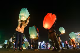 Người dân thả khinh khí cầu nhỏ trong lễ hội Tazaungdaing ở Pyin Oo Lwin, Myanmar, ngày 6/11. (Ảnh: Xinhua)