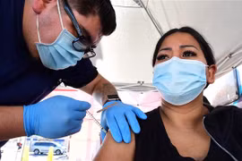 Tiêm vaccine ngừa COVID-19 tại Rosemead, California, Mỹ. (Ảnh: AFP/TTXVN)