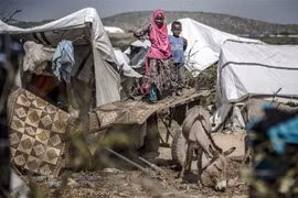 Khu lều tạm dành cho người dân bị ảnh hưởng bởi lũ lụt và hạn hán tại Beledweyne, Somalia. (Ảnh: AFP/TTXVN)