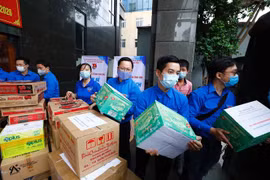 Các đoàn viên, thanh niên Khối các cơ quan Trung ương vận chuyển nhu yếu phẩm hỗ trợ tỉnh Bắc Giang trong đợt cao điểm dịch bệnh COVID-19 tháng 5/2021. (Ảnh: Minh Đức/TTXVN)