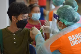 Nhân viên y tế tiêm vaccine phòng COVID-19 cho người dân tại Bangkok, Thái Lan ngày 17/3/2022. (Ảnh: THX/TTXVN)