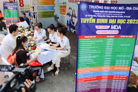 Thí sinh tìm hiểu thông tin tại gian tư vấn của trường Đại học Mỏ-Địa chất. (Ảnh: Thanh Tùng/TTXVN)