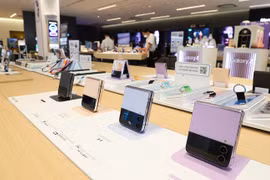 Các mẫu điện thoại Galaxy Z Flip 4 của Samsung Electronics được trưng bày tại một cửa hàng bán lẻ của Samsung ở Seoul, ngày 26/8/2022. (Nguồn: Yonhap) 