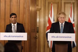 Ông Boris Johnson (phải), khi đang giữ chức Thủ tướng Anh, và Bộ trưởng Tài chính Rishi Sunak tại cuộc họp báo ở London ngày 17/3/2020. (Ảnh: AFP/TTXVN)