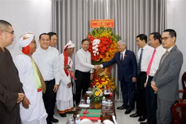 Ông Đỗ Văn Chiến chúc mừng Giám mục Giuse Đỗ Mạnh Hùng và Tòa Giám mục Giáo phận Phan Thiết. (Ảnh: Nguyễn Thanh/TTXVN)