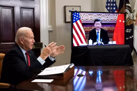 Tổng thống Mỹ Joe Biden (trái) và Chủ tịch Trung Quốc Tập Cận Bình trong cuộc họp trực tuyến ngày 15/11/2021. (Ảnh: nytimes.com)