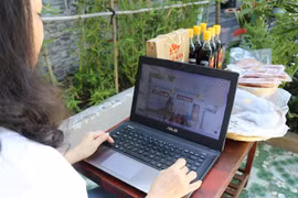 Bán hàng online là phương thức được nhiều cơ sở, doanh nghiệp áp dụng. (Ảnh: Nguyễn Thành/TTXVN)