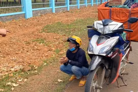 Đối tượng Đỗ Đức Cường bị bắt trên đường vận chuyển pháo nổ. (Ảnh: TTXVN phát)