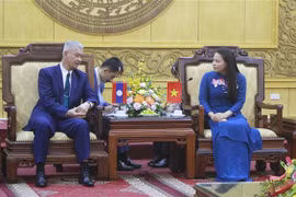Ông Anouphap Tounalom - Bí thư Trung ương Đảng Nhân dân Cách mạng Lào, Bí thư Thành ủy, Chủ tịch HĐND thủ đô Vientiane với lãnh đạo tỉnh Ninh Bình. (Ảnh: Hải Yến/TTXVN)