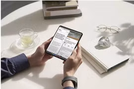 Mẫu Samsung Galaxy Z Fold4 màu đen huyền. (Nguồn: Samsung)