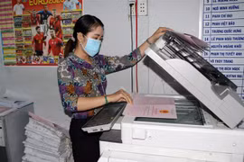 Cán bộ Văn phòng đăng ký đất đai thành phố Bạc Liêu thực hiện các biện pháp nghiệp vụ cấp giấy chứng nhận quyền sử dụng đất. (Ảnh: Tuấn Kiệt/TTXVN)