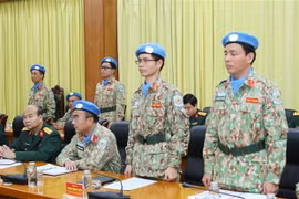 Các sỹ quan nghe công bố Quyết định của Chủ tịch nước trước khi lên đường thực hiện nhiệm vụ. (Ảnh: Trọng Đức/TTXVN)