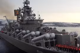 Tuần dương hạm mang tên lửa dẫn đường lớp Slava, Marshal Ustinov rời căn cứ Severomorsk của Hạm đội phương Bắc Nga. (Nguồn: usni.org)