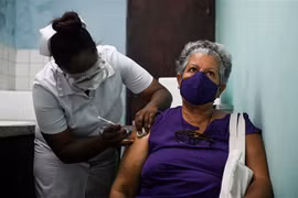 Nhân viên y tế tiêm vaccine phòng COVID-19 cho người dân tại La Habana, Cuba. (Ảnh: AFP/TTXVN)