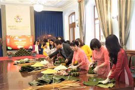 Đại sứ quán Việt Nam tại LB Nga tổ chức gói bánh chưng đón Tết Nhâm Dần 2022. (Ảnh: Duy Trinh/TTXVN)