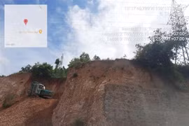 Tình trạng khai thác đất trái quy định đến sát chân móng uy hiếp an toàn đến vị trí cột C107-C108 của đường dây 110kV mạch kép Tuy Hòa 220-Sông Cầu 2. (Ảnh: TTXVN phát)