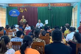 Ông Đinh Quốc Vương, Trưởng Phòng Giáo dục và Đào tạo thành phố Cẩm Phả cùng lãnh đạo nhà trường đối thoại với phụ huynh ngày 13/8. (Ảnh: Thanh Vân/TTXVN)