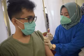 Nhân viên y tế tiêm vaccine phòng COVID-19 cho người dân tại Jakarta, Indonesia. (Ảnh: THX/TTXVN)