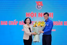 Bà Trương Thị Mai, Ủy viên Bộ chính trị, Bí thư Trung ương Đảng, Trưởng Ban Tổ chức Trung ương tặng hoa chúc mừng Tân Bí thư thứ nhất Trung ương Đoàn Bùi Quang Huy. (Ảnh: TTXVN phát)