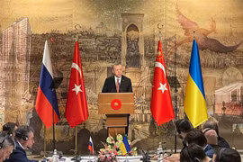 Tổng thống Thổ Nhĩ Kỳ Recep Tayyip Erdogan (giữa) trong cuộc gặp phái đoàn Nga (trái) và Ukraine (phải) tại thành phố Istanbul, ngày 29/3/2022. (Ảnh: AFP/TTXVN)