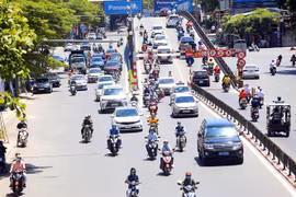 Nắng nóng gay gắt ảnh hưởng đến người dân khi tham gia giao thông. (Ảnh: Phan Tuấn Anh/TTXVN)