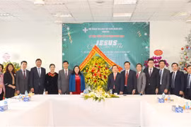 Trưởng Ban Dân vận Trung ương Bùi Thị Minh Hoài chúc mừng Giáng sinh Hội thánh Tin lành Việt Nam. (Ảnh: Phương Hoa/TTXVN)