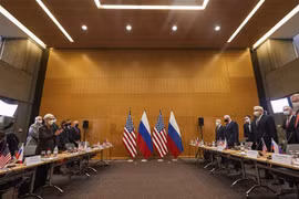 Thứ trưởng Ngoại giao Nga Sergei Ryabkov (thứ 2, phải) và Thứ trưởng Ngoại giao Mỹ Wendy Sherman (trái) tại vòng đàm phán an ninh Nga-Mỹ ở Geneva, Thụy Sĩ, ngày 10/1/2022. (Ảnh: AFP/TTXVN)