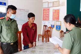Thi hành Lệnh bắt tạm giam Nguyễn Trường Phi. (Ảnh: TTXVN phát)