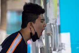 Nhân viên y tế lấy mẫu xét nghiệm COVID-19 cho người dân tại Bắc Kinh, Trung Quốc, ngày 16/6/2022. (Ảnh: AFP/TTXVN)