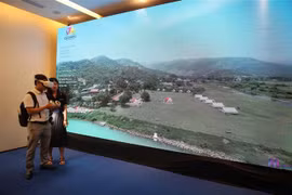 Người dân trải nghiệm du lịch Đà Nẵng từ ứng dụng “Một chạm đến Đà Nẵng” trên công nghệ VR360 tại chương trình. (Ảnh: Trần Lê Lâm/TTXVN)