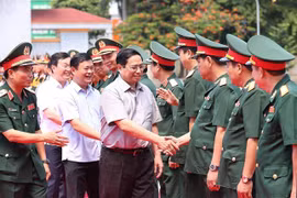 Thủ tướng Phạm Minh Chính với cán bộ, chỉ huy Bộ Tư lệnh Quân khu 4. (Ảnh: Dương Giang/TTXVN)