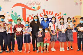 Trao quà Tết cho các em thiếu nhi có hoàn cảnh khó khăn khu vực quận 1, Thành phố Hồ Chí Minh dịp Tết Tân Sửu năm 2021. (Ảnh: Hồng Giang/TTXVN)