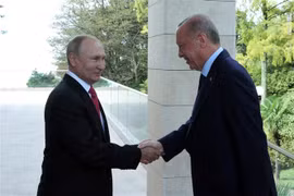 Tổng thống Nga Vladimir Putin (trái) và Tổng thống Thổ Nhĩ Kỳ Recep Tayyip Erdogan tại cuộc gặp ở Sochi, Nga, ngày 29/9/2021. (Ảnh: AFP/TTXVN)